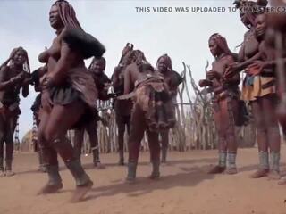 Afrikkalainen himba naiset tanssi ja keinu niiden roikkuva tiainen noin