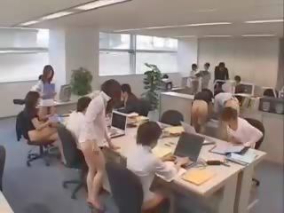 Gracioso asiática grupo de secretários nu