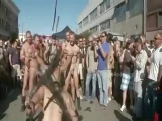 Publique plaza avec dépouillé hommes prepared pour sauvage coarse violent gai groupe x évalué vidéo