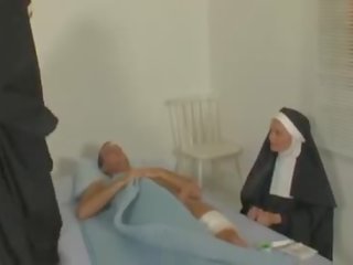 2 nonnen schlag ein krank geduldig