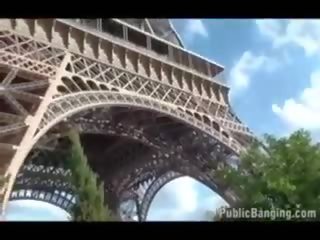 梅蘭妮 鏨 - 公 - 公 性別 視頻 由 eiffel tower 該 世界 著名 landmark