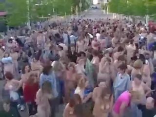 5000 nahý lidé
