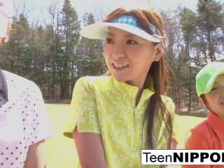 Vakker asiatisk tenåring jenter spille en spill av stripping golf: hd voksen film 0e