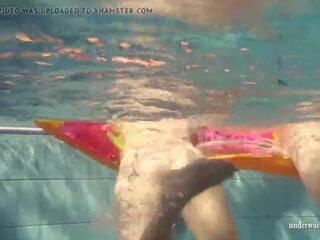 ميا و بترا خلع ملابسه بعضهم البعض في ال swimmingpool. | xhamster