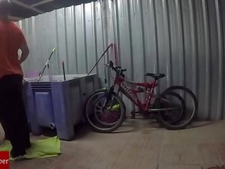 Engrasando la bicicleta y el coño de la gorda grabado con cámara oculta GUI030