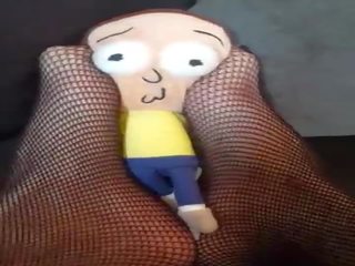 Giantess finds të vogla njeri nën kolltuk dhe tramples dhe crushes atë &lpar;morty plush&rpar;