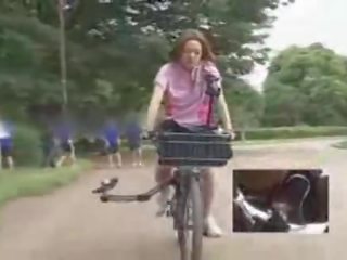 Japonská dívka masturbated zatímco na koni a specially modified špinavý film bike!