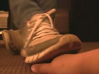 Nike 自由 sneaker petting 手 破碎 满 mov