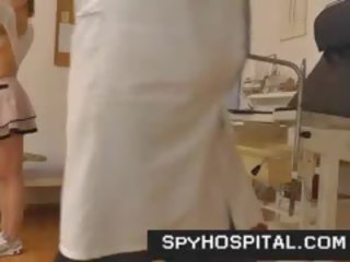Espion came set-up en gynécologue check-up salle