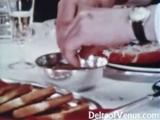 Wijnoogst seks 1960s - harig marriageable brunette - tafel voor drie