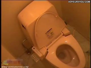 Скрит cameras в на момиче тоалетна стая