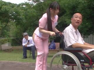 Sous-titré bizarre japonais moitié nu caregiver en plein air