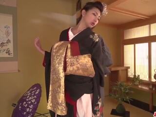 Milf neemt neer haar kimono voor een groot piemel: gratis hd seks film 9f
