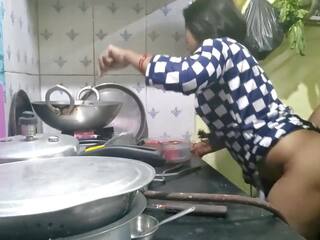 Indiškas bhabhi cooking į virtuvė ir brolis į teisė. | xhamster