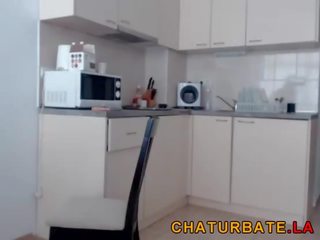 Jong rondborstig onschuldig 18 tiener met vlechten squirts op camera bij www&period;chaturbate&period;la