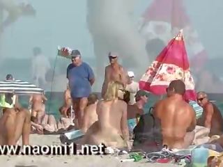 Naomi1 sega un giovane gioventù su un pubblico spiaggia