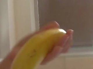 How-to: mladý bruneta miláček učí použitím a banán