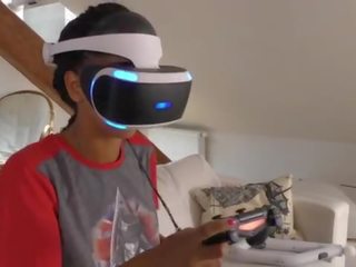 Isabel 有 一 新 遊戲 在 她的 playstation vr 但 她 needs&period;&period;