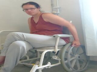 Paraplegic cậu bé tóc nâu purplewheelz anh mẹ tôi đã muốn fuck đi tiểu trong các tắm | xhamster
