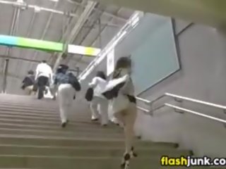 Jaapani lassie alasti sisse avalik edasi a subway