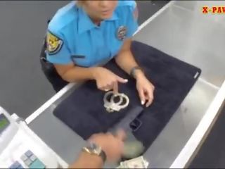 लाटीना पोलीस अधिकारी टक्कर लगी है द्वारा pawn stripling