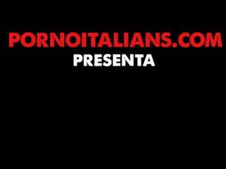 Porno italiano - mora riccia milf italiana scopata sul divano del komplekt