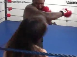 Nero maschio boxe beast vs minuscolo bianco giovane signora ryona
