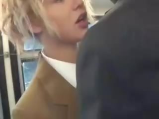 Rubia nena chupar asiática chicos miembro en la autobús