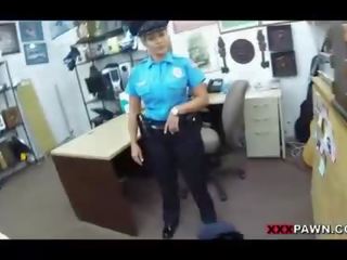 Politie ofițer inpulit în the camera din spate