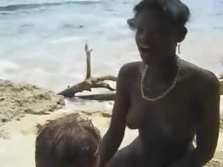 Chlupatý afričan dáma souložit euro lassie v the pláž