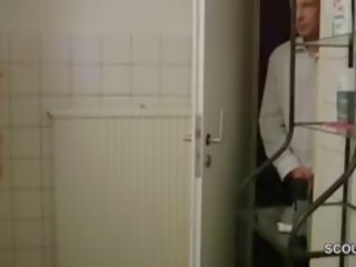 Allemand mère surprit et baisée en douche