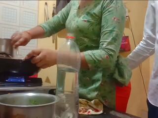 Індійська terrific дружина здобули трахкав в той час як cooking в кухня | xhamster