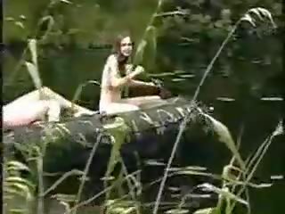 שלוש סֶנסַצִיוֹנִי בנות עירום בנות ב ה ג'ונגל ב סירה ל peter לָצוּד