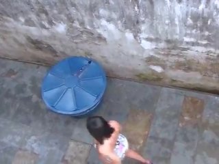 Espiando a vizinha rabuda na favela e batendo uma