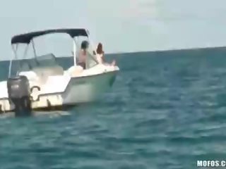 Dua gadis di sebuah kapal pesiar spied di dan tertutup