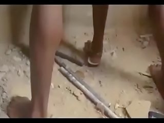 非洲的 nigerian 貧民窟 striplings 鋼棒 一 處女 / 第一 部分