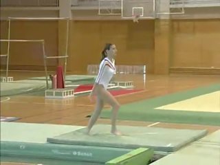 克勞迪婭 - 袒胸 gymnastics