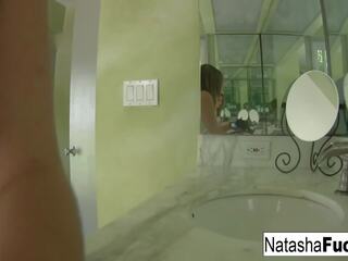 Natasha changes en washes haar voeten, gratis x nominale film 22