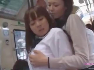 Tonåring få henne tuttarna och röv gnuggade caressing bröstvårtor sugs på den tåg